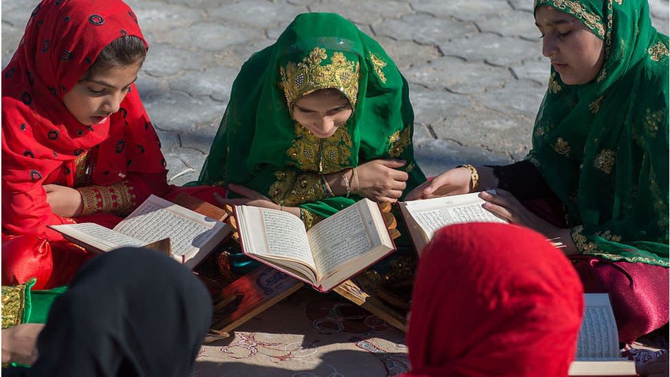 Estudiantes en Irán con libros abiertos