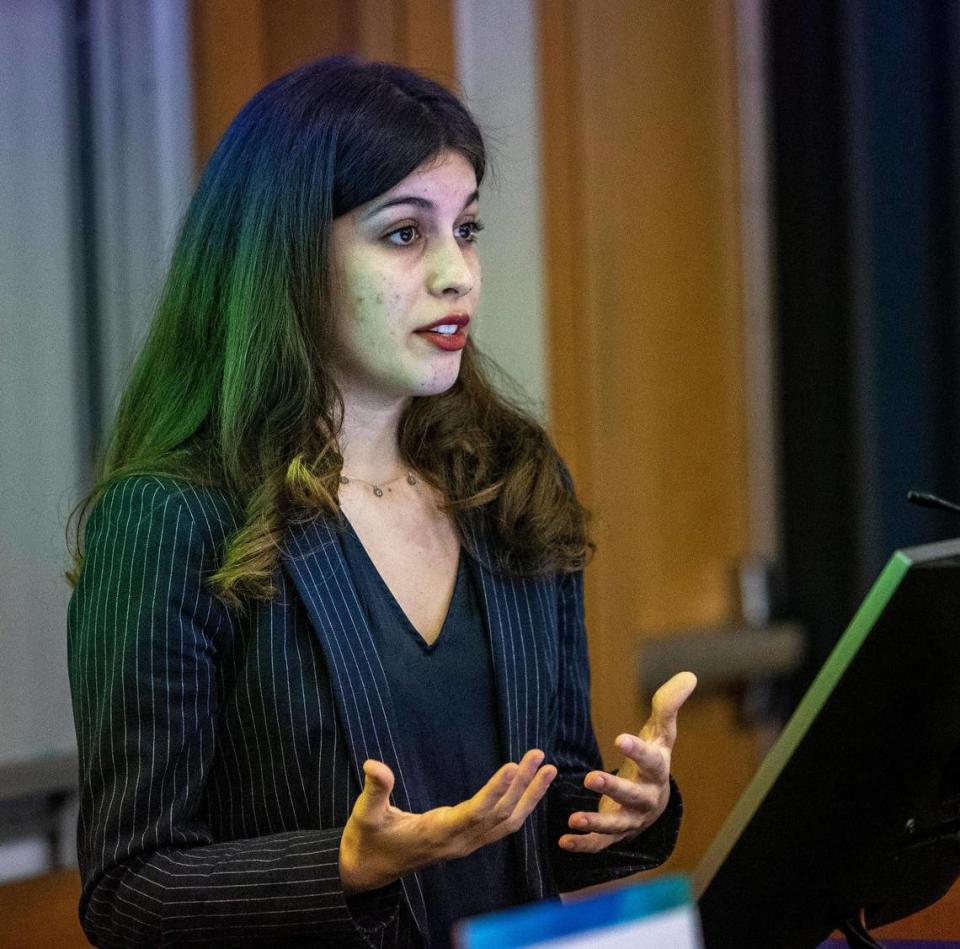 Amelia Raudales, de Charitable Donations, presenta la empresa a los jueces durante el concurso anual Startup Pitch del Miami Herald, celebrado el viernes 24 de mayo en la FIU. Charitable Donations obtuvo el segundo puesto en el concurso de la FIU.