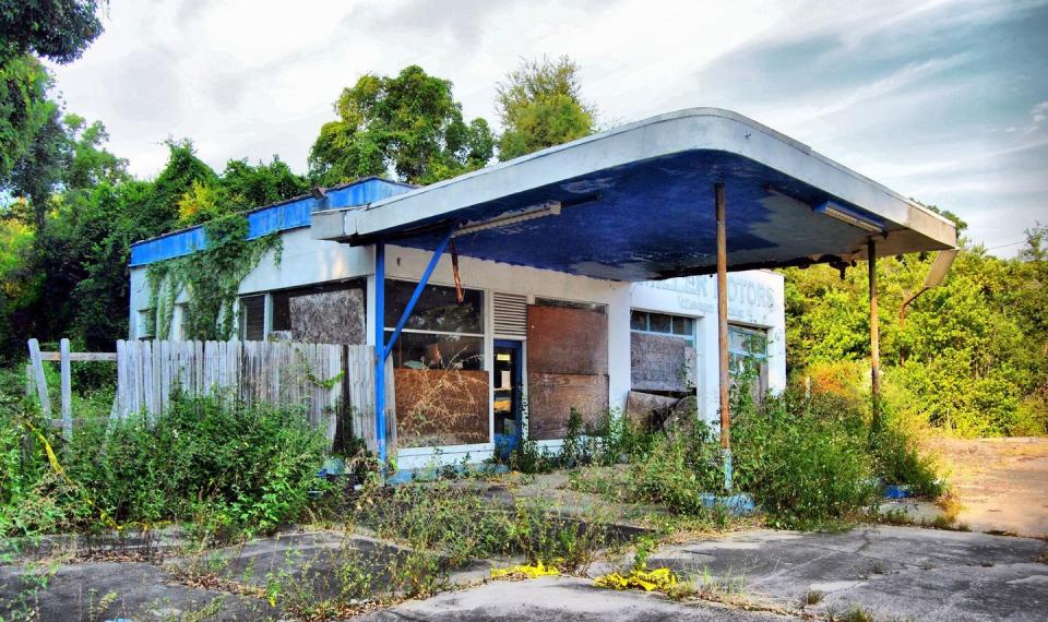 <p>An old, mid-century style gas station sits empty on the side of a busy road. <br></p><p>Photo: Flickr/<a href="https://www.flickr.com/photos/karsund/5601455179/in/photolist-9wYVtr-5XCLco-pSvNTP-b6p5gk-bkvB33-26Qwz12-deiJ4L-5Nt3Xa-qrngti-s2GcJg-4uxvS1-q1CdK9-2brqQNU-2d82Qwj-8vxnid-dpsDm9-9xQwuv-ejQtdT-5C5ZQ7-3nk1bf-doYJy3-24iKoBh-9zYmFz-7zgFKg-9ArTwf-HynVEs-hUisMD-doH1wo-ajTA9n-qEQE7M-mGvJmR-9Z9dkn-cXhhvJ-dvtoMc-gQgREN-d5efLd-cdHhuh-bUKj54-7ZTU8K-9cmxXA-pKJ5Ug-9vxKmx-mYfj5r-66s8SA-5STBrn-9rSrxS-9tUjFJ-GEwbLe-duUcRF-q7tS35" rel="nofollow noopener" target="_blank" data-ylk="slk:Karsun Designs;elm:context_link;itc:0;sec:content-canvas" class="link ">Karsun Designs</a></p>