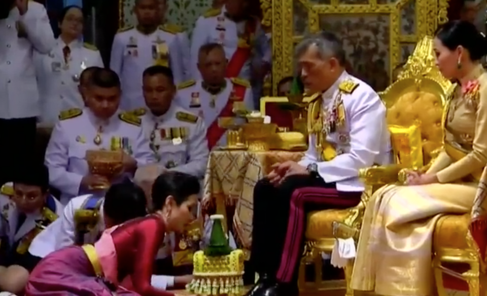 El rey, Maha Vajiralongkorn junto a su esposa, Suthida, y su nueva concubina, Sineenat.