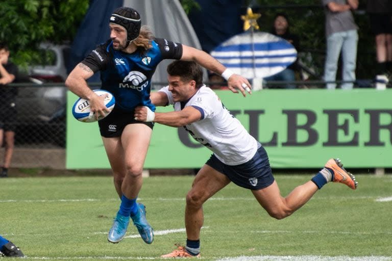 Carlos Pirán prepara el pase en la inminencia de un tackle; el centro de SIC y sus compañeros acopiaron otro trofeo en un año formidable para el club de Boulogne.