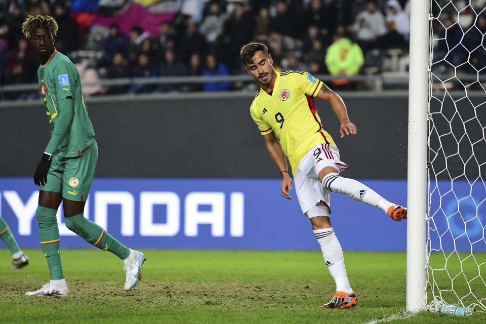 Colombia's Tomas Angel, right, fails to score as Senegal's Djibril Diarra looks on, during a FIFA U-20 World Cup Group C soccer match at the Diego Maradona stadium in La Plata, Argentina, Saturday, May 27, 2023. (AP Photo/Gustavo Garello)