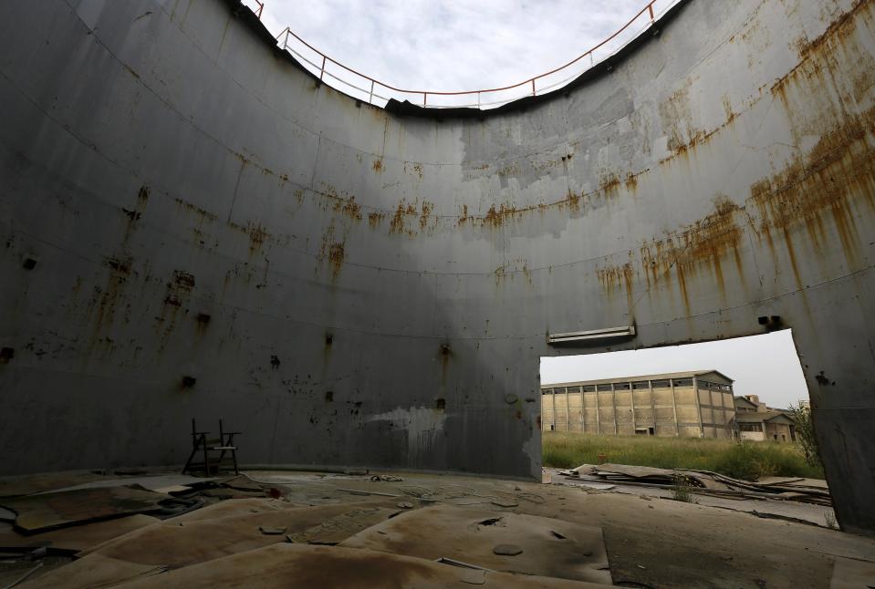 Un silo destrozado en el interior de la fábrica de aceite de cocina que cerró en Elefsina.