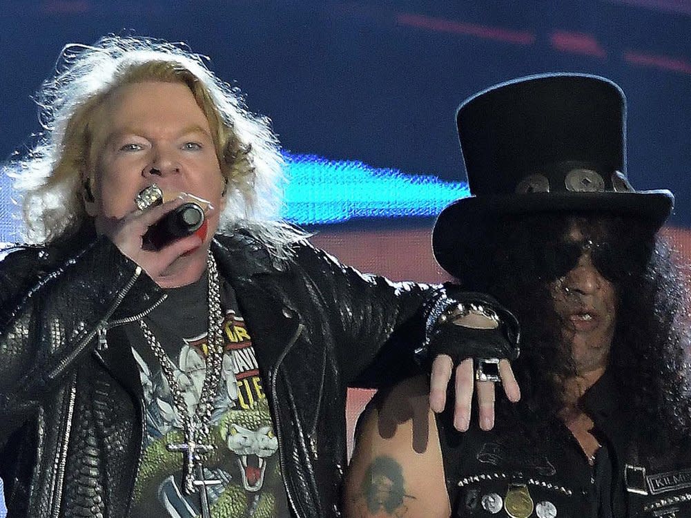 Guns-N'-Roses-Sänger Axl Rose (l.) will keine Mikrofone mehr in die Menge werfen. (Bild: A.PAES/Shutterstock.com)