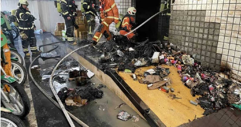   桃園新屋郵局傳火警郵務包裹燒光疏散20人。（圖／消防局提供／中國時報呂筱蟬桃園傳真）