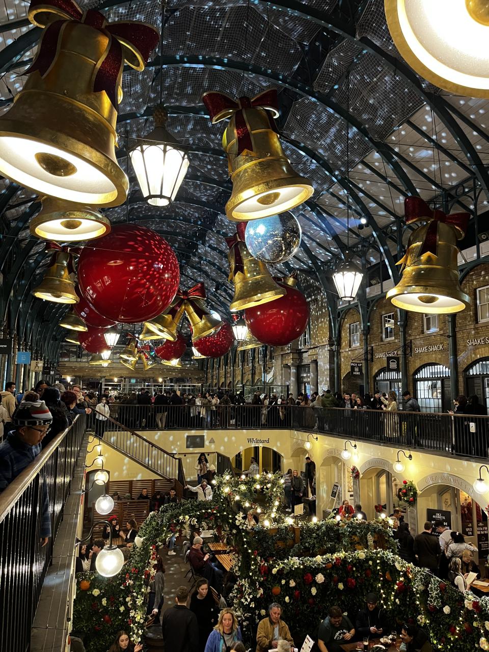 日前400歲人瑞去咗Covent Garden，充滿聖誕氣氛、人頭湧湧、遊人如鯽，大家都拼命消費購物飲食拍照打卡唱歌跳舞。