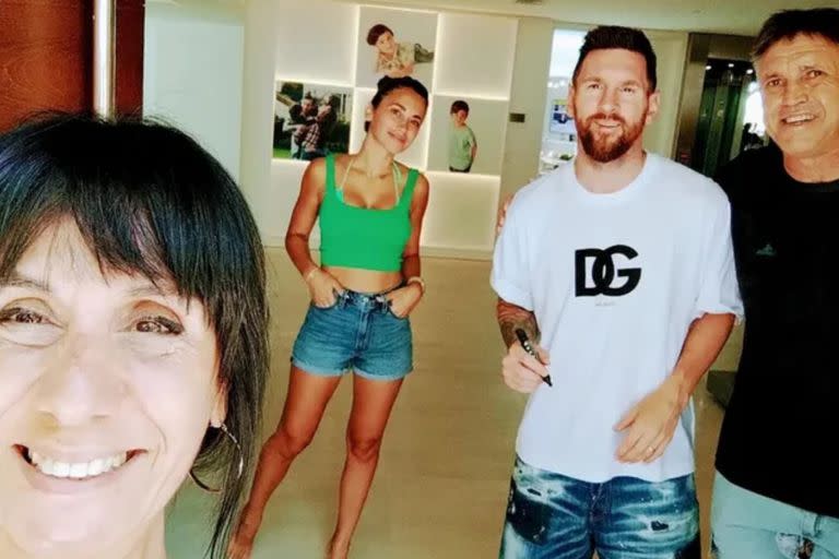 La foto que se sacó la madre del joven junto a Lionel Messi y Antonela Roccuzzo