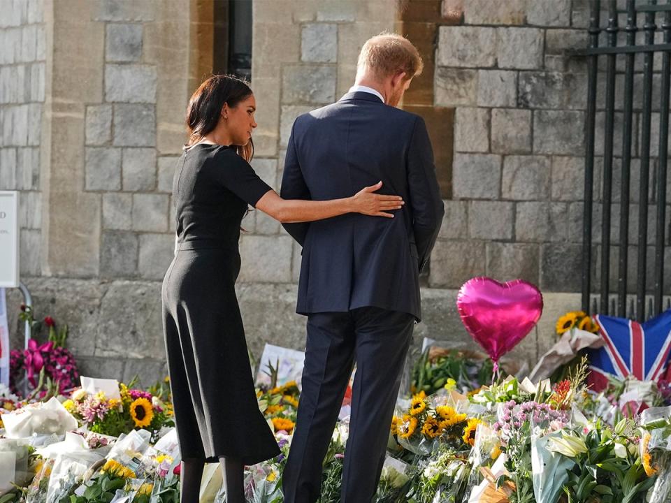 Meghan consuela a su esposa mientras leen juntos los mensajes en honor a la reina Isabel II (AP)