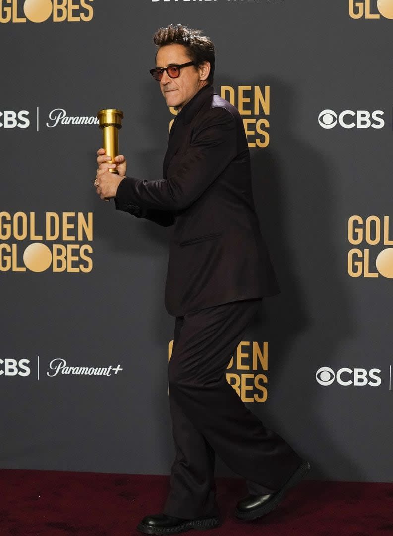 Robert Downey Jr. posando con su tercer Globo de Oro, en este caso, por su trabajo como actor de reparto en Oppenheimer