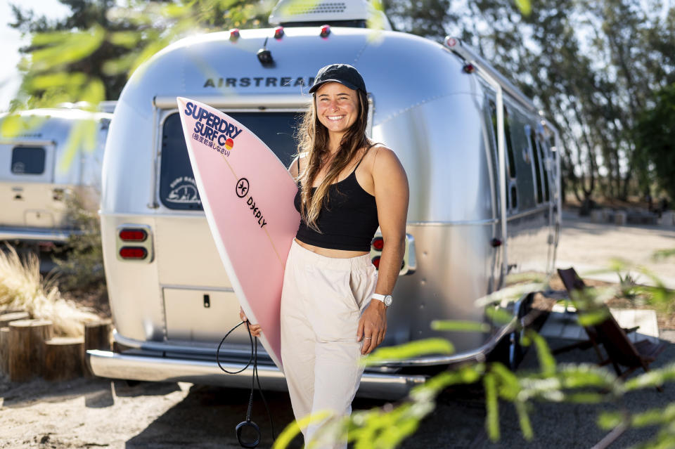 La surfista francesa Johanne Defay fotografiada en Lemoore, California, el 15 de junio del 2021. Defay dice que casi ve interrumpida su carrera cuando se quedó sin patrocinador poco antes de debutar como profesional en el 2014. Los patrocinadores son vitales para costear los gastos asociados con un deporte que exige muchos viajes en busca de las mejores olas. (AP Photo/Noah Berger)