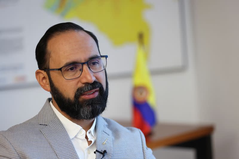 FOTO DE ARCHIVO. El ministro de Minas y Energía de Colombia, Omar Andrés Camacho, habla en una entrevista con Reuters en Bogotá