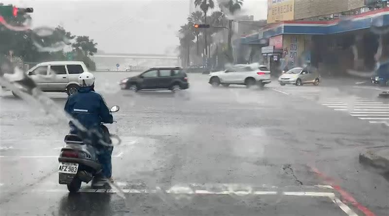 今日至週五滯留鋒及西南季風影響，全台有雨防劇烈天氣。（圖／資料照）