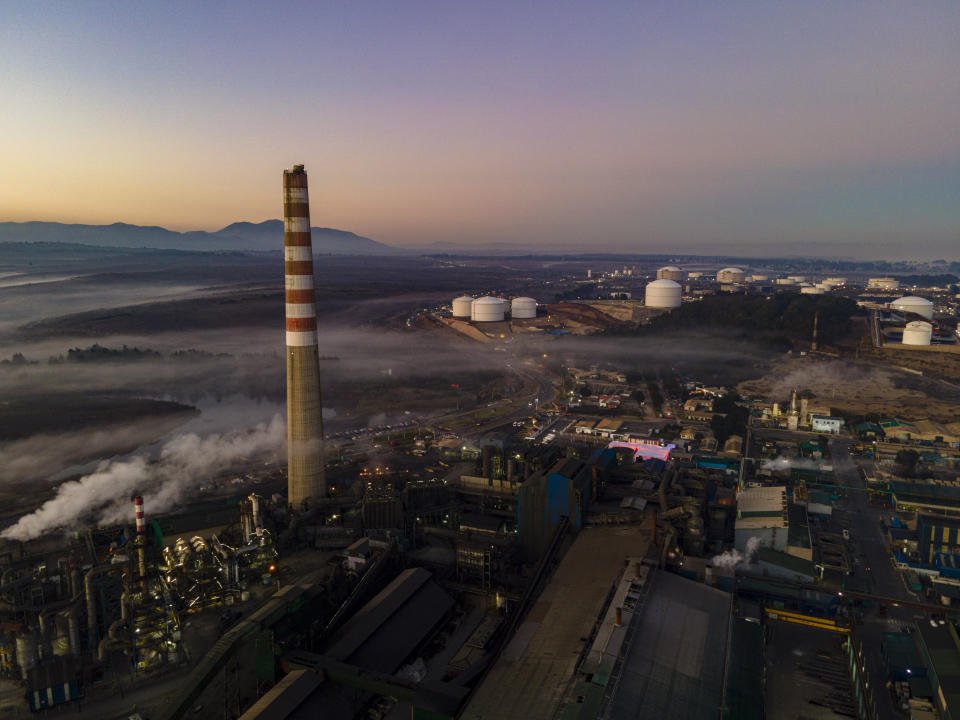 La Fundición Ventanas, de la empresa estatal Codelco, en su primer día de cierre en la bahía de Quintero en Puchuncavi, Chile, el miércoles 31 de mayo de 2023. El presidente chileno, Gabriel Boric, anunció en junio de 2022 el cierre gradual de la mayor productora mundial de cobre con el fin de reducir los episodios de contaminación ambiental que afectan a las comunas costeras cercanas al horno de fundición. (AP Foto/Esteban Félix)