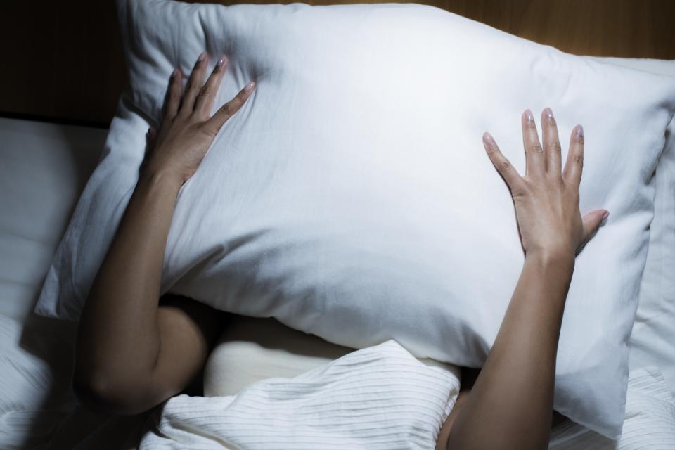 如果你正在床上，請轉身趴下並隨手拿起枕頭保護頭頸。（示意圖/Getty Image）