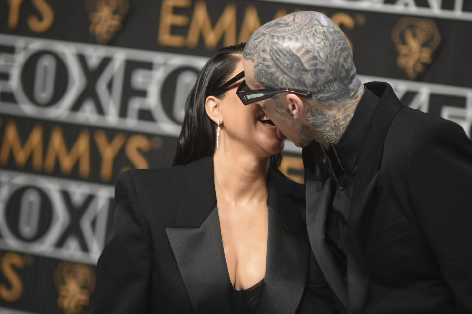 Kourtney Kardashian, izquierda, y Travis Barker llegan a la 75a edición de los Premios Emmy el lunes 15 de enero de 2024 en el Teatro Peacock de Los Ángeles. (Foto Richard Shotwell/Invision/AP)