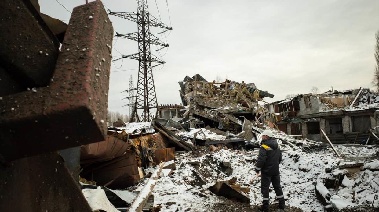 A worker of the energy supply company DTEK near the crater after a Russian missile in Kyiv, Ukraine, December 2, 2022. Photo: Serhiy Morgunov for The Washington Post via Getty Images