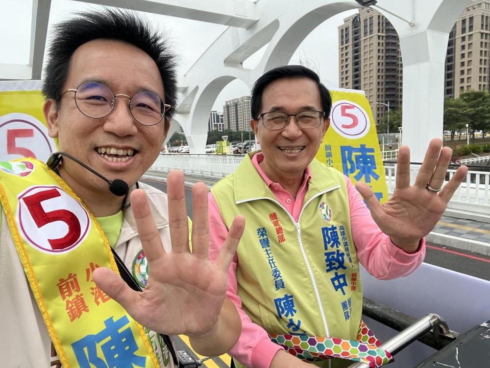 前總統陳水扁(右)幫競選高雄市議員的兒子陳致中(左)車掃拜票。   圖:翻攝自陳致中臉書