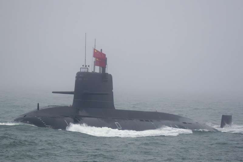 2019年4月23日，中國人民解放軍海軍建軍70周年，在山東青島舉行海上閱兵，傳統動力潛艦長城236號。（美聯社） 