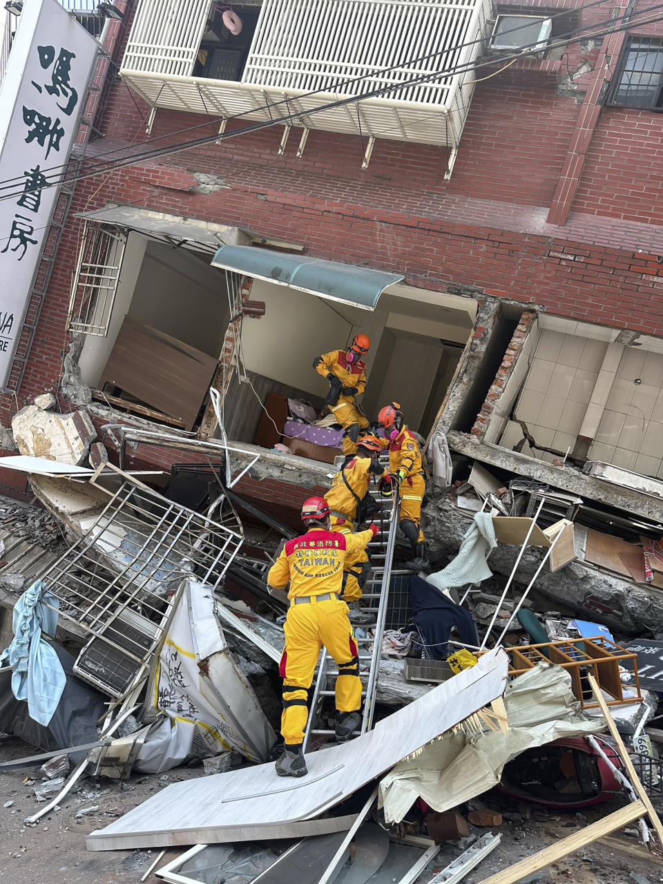 花蓮地震天王星大樓傾斜，內政部消防署搜救隊成員抵達現場的搶救畫面（照片來源：AP美聯社）