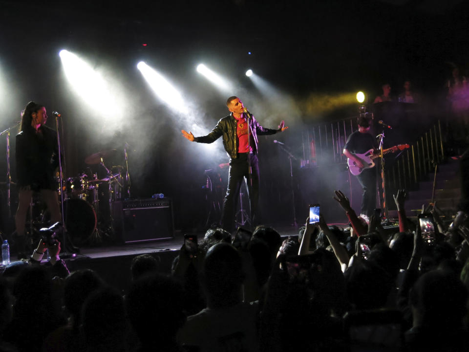 El cantautor chileno Alex Anwandter se presenta en concierto en la Ciudad de México el 12 de noviembre de 2023. (Foto AP/Berenice Bautista)