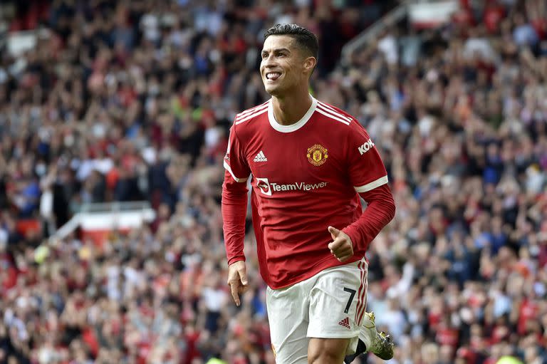 Cristiano Ronaldo, del Manchester United, celebra tras anotar el primer gol durante el partido de fútbol de la Premier League