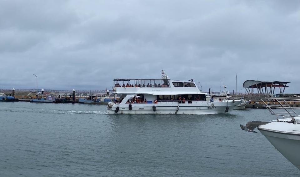 家屬自竹圍漁港出海，將親人骨灰拋灑入海。圖：民政局提供