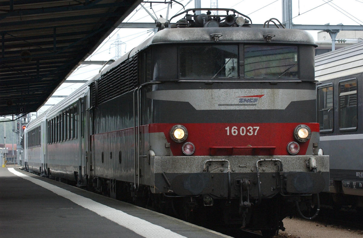 Panne d'alimentation électrique : 700 passagers du TGV Lyon-Toulouse  bloqués 5 heures en rase campagne 