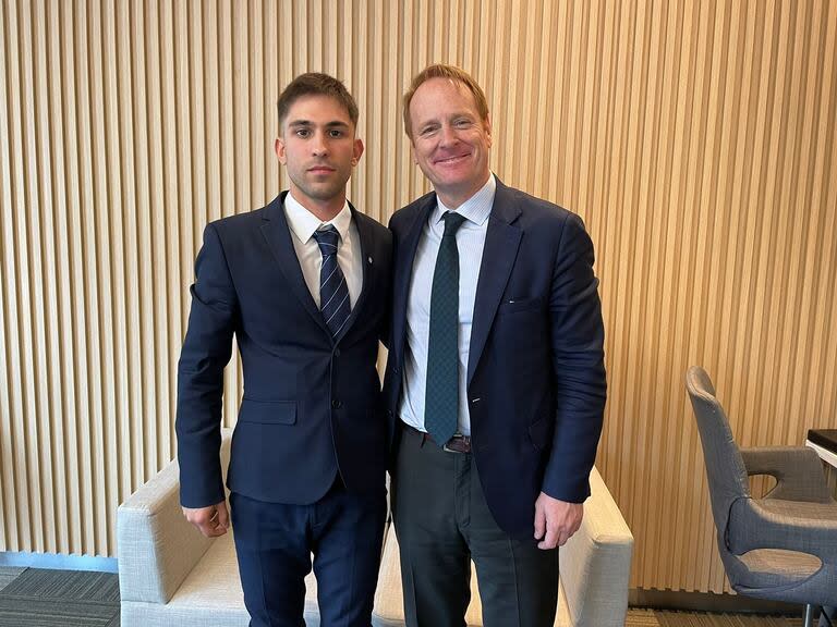 Javier García Cañete, director de programas de la fundación española Botín (derecha), con el becario Tomás Gandini