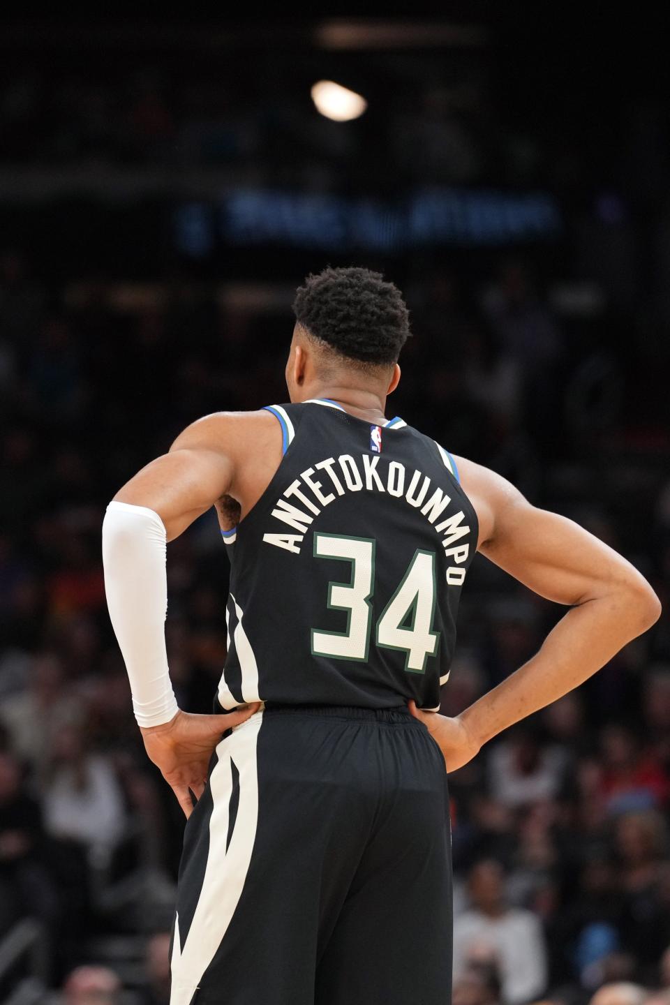 L'attaquant des Milwaukee Bucks Giannis Antetokounmpo (34 ans) regarde contre les Phoenix Suns au Footprint Center de Phoenix le 14 mars 2023.