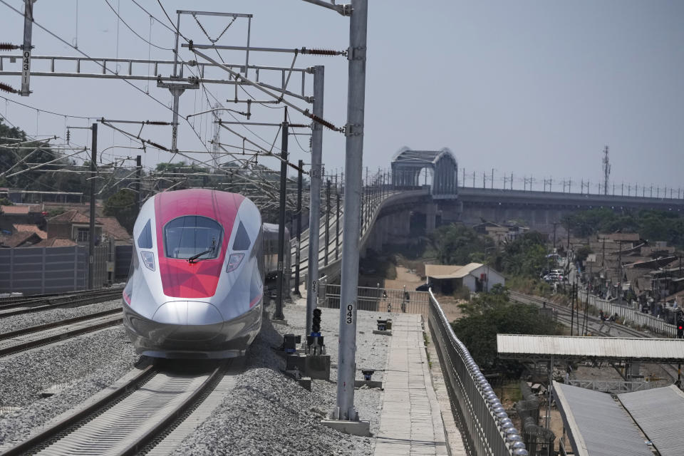 <strong>雅萬高鐵將往來雅加達與萬隆的3小時路程縮短為40分鐘。（圖／美聯社）</strong>
