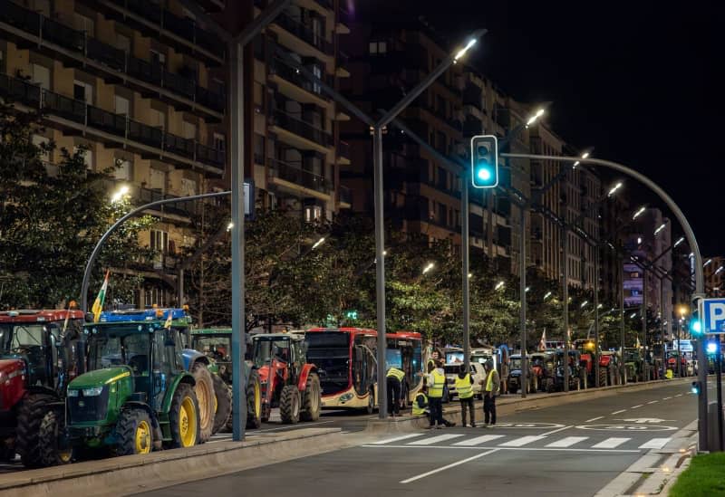 Tractors access the center of Logrono through Chile Street to Gran Via in a demonstration during the thirteenth day of protests of tractors on Spanish roads. José Sánchez/EUROPA PRESS/dpa