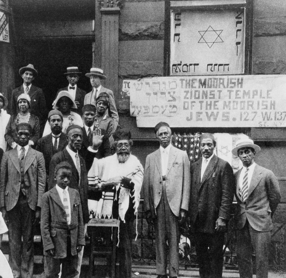 Black Jewish folks in Harlem, New York, around 1920.