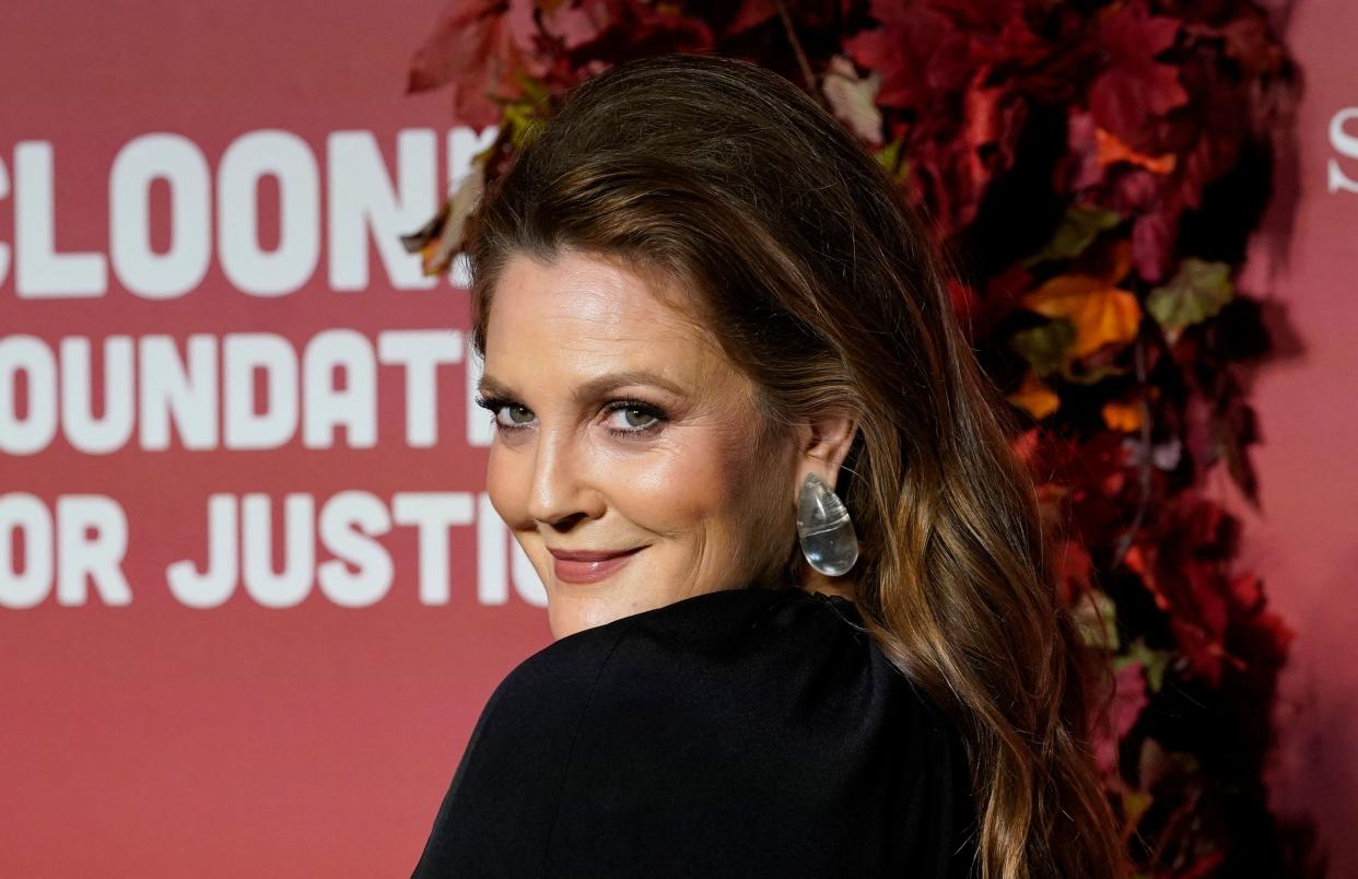 Drew Barrymore, ha confesado que no tiene sexo desde el año 2016, cuando se separó de quien fue su esposo Will Kopelman (Photo by TIMOTHY A. CLARY/AFP via Getty Images)