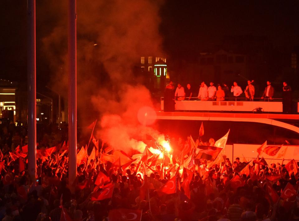 <p>Nachdem die Straßengewalt eskalierte, griffen die Putschisten Ziele wie das Parlament oder den türkischen Nachrichtendienst an. (Bild: ddp images/Xinhua) </p>