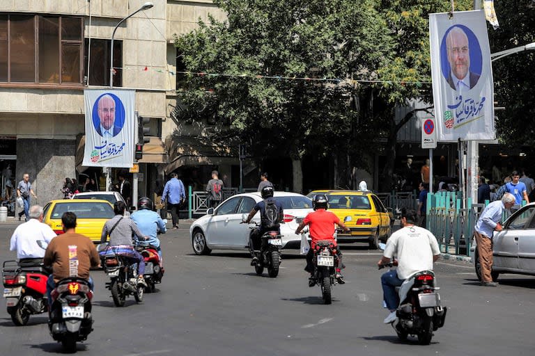 Aunque experimentó algunas mejorías, la economía iraní todavía se ve duramente golpeada por las sanciones occidentales (Photo by RAHEB HOMAVANDI / AFP)