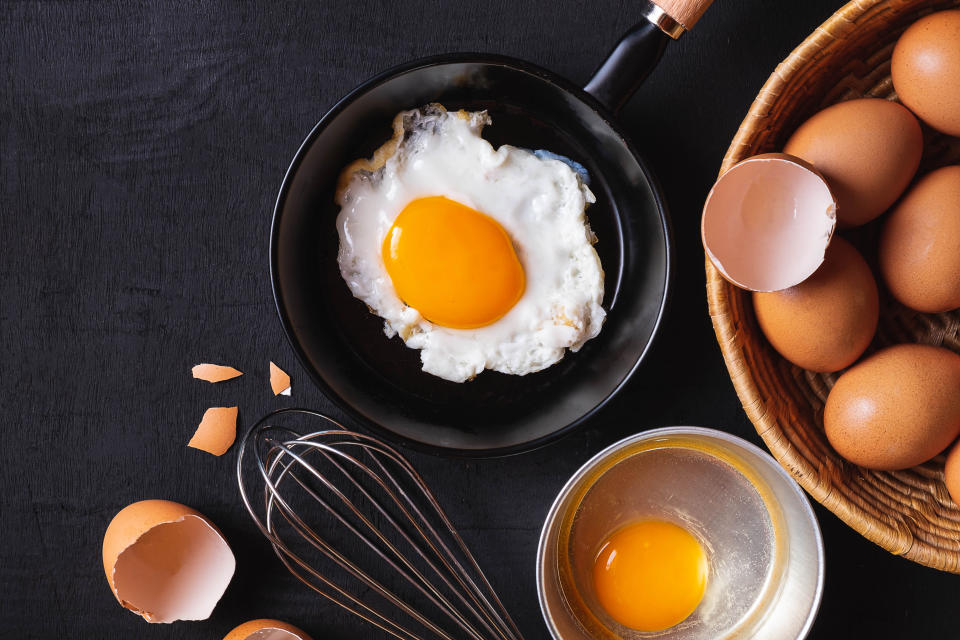 Яйцо на воде в сковороде. Сырое яйцо. Сырое яйцо на сковородке. Сырое яйцо на завтрак. Разбитые яйца в воздухе.