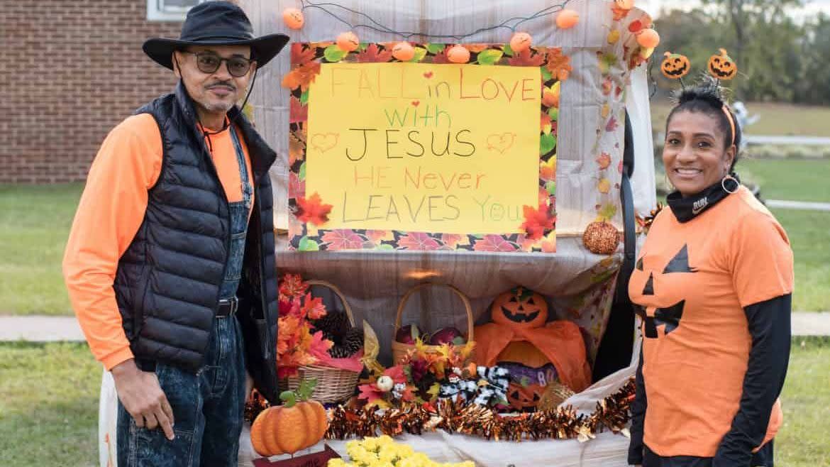 trunk or treat ideas fall in love with jesus