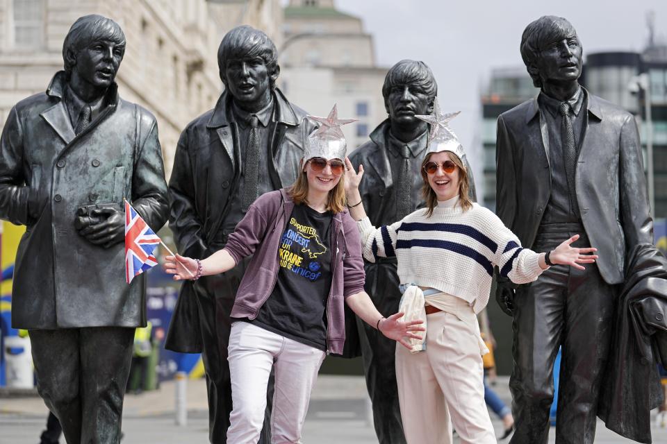 Fans de Eurovisión posan antes de la primera semifinal del Festival de la Canción de Eurovisión en Liverpool, Inglaterra, el martes 9 de mayo de 2023. (Foto AP/Martin Meissner)