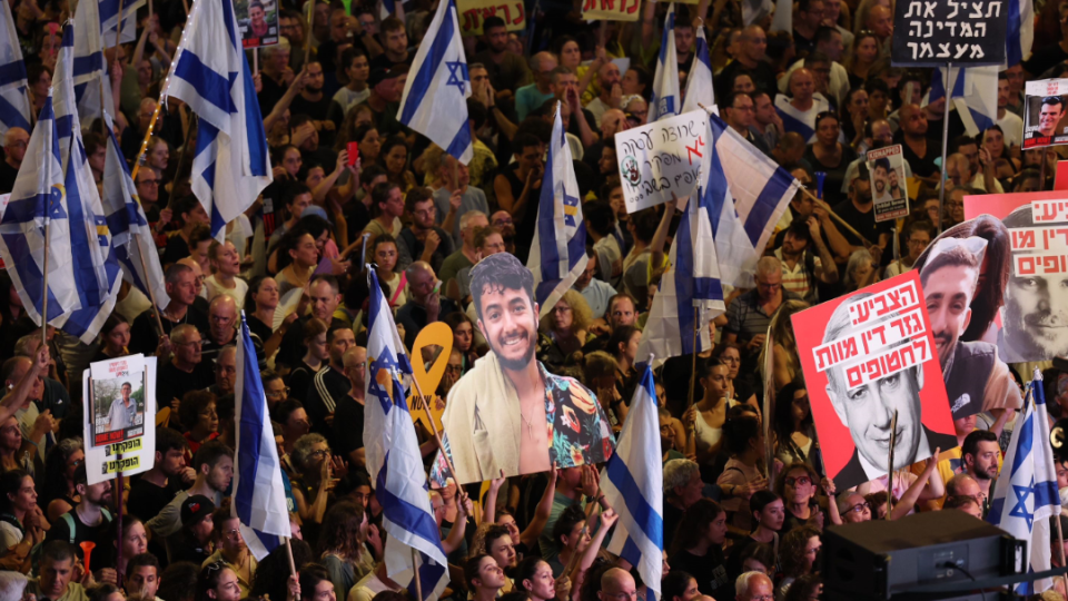 Thousands of protesters gather in Tel Aviv 