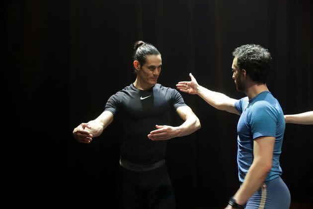 <p>Edinson Cavani, ancien buteur star du Paris Saint-Germain, a accepté de participer à un cours de danse classique afin de promouvoir la pratique de ce sport chez les garçons en Uruguay.</p>