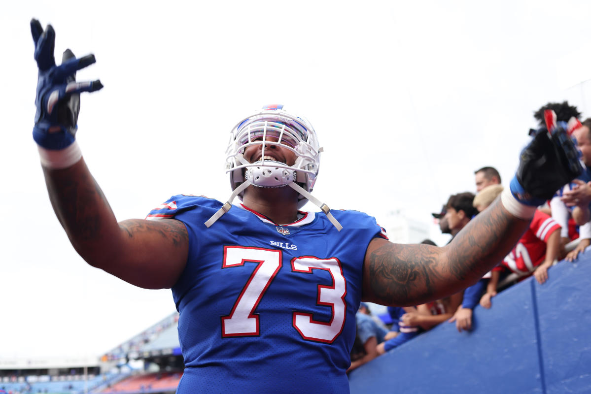 Bills' Dion Dawkins rocks Sabres jersey on game day