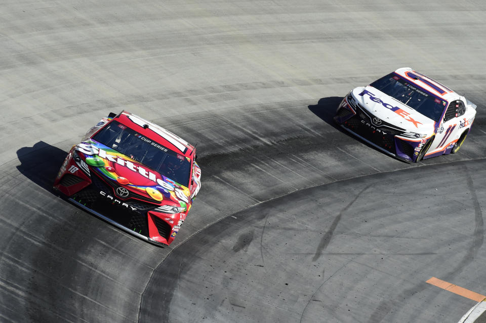 BRISTOL, TENNESSEE - 31 DE MAYO: NASCAR Kyle Busch, conductor del #18 Skittles Toyota, lidera a Denny Hamlin, conductor del #11 FedEx Express Toyota, durante la NASCAR Cup Series Food City presenta el Supermarket Heroes 500 en Bristol Motor Speedway en mayo 31 de enero de 2020 en Brístol, Tennessee.  (Foto de Jared C. Tilton/Getty Images)