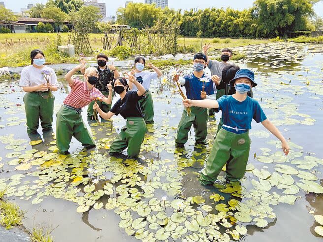 宜蘭縣羅東鎮長吳秋齡13日邀請羅東高工、羅東高商的學生們前往北成里體驗採蓮趣、DIY課程，大夥玩得不亦樂乎，拍照打卡不停歇。（吳佩蓉攝）