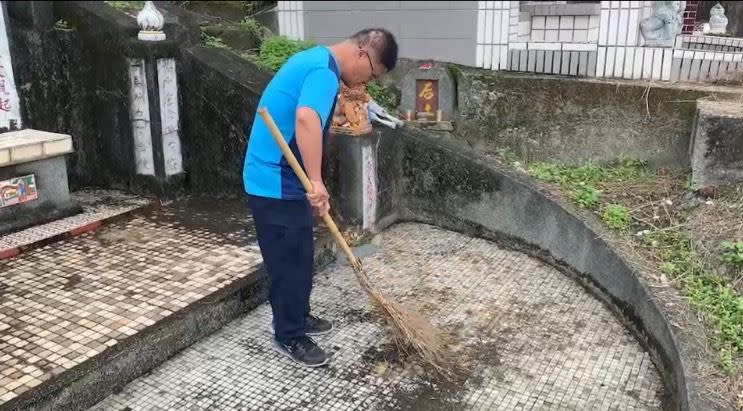 副所長陳昌旺受託幫海南的民眾掃墓。（圖／翻攝畫面）