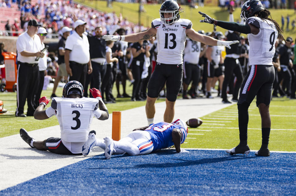 Cincinnati safety Ja'von Hicks (3), linebacker Ty Van Fossen (13) and cornerback Arquon Bush (9) signal incomplete pass after SMU wide receiver Roderick Daniels Jr., center, was unable to catch a pass for a two-point conversion in the second half of an NCAA college football game Saturday, Oct. 22, 2022, in Dallas. Cincinnati won 29-27. (AP Photo/Brandon Wade)