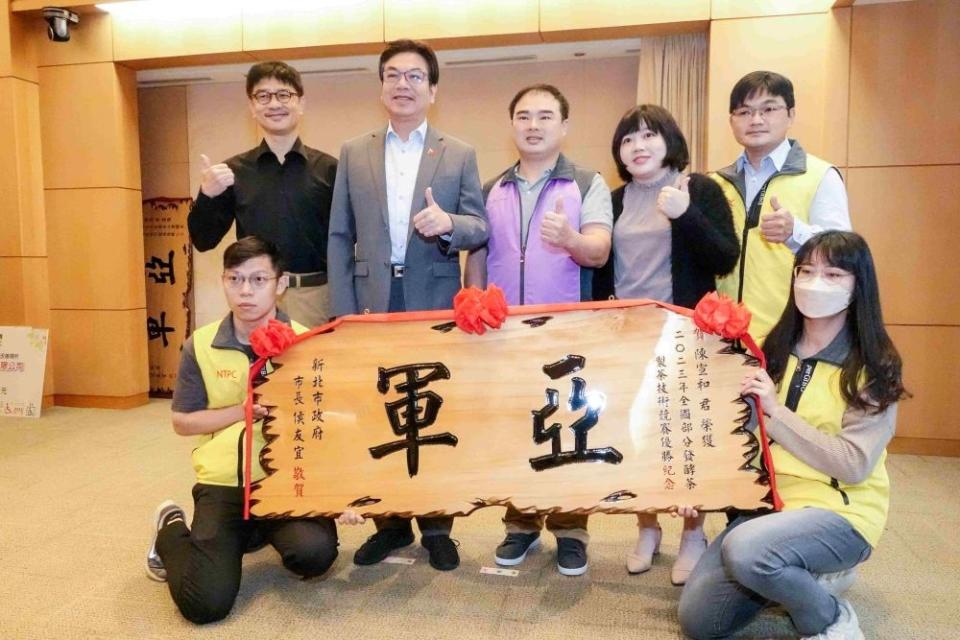 《圖說》三峽陳宣和(左3)獲全國部分發酵茶製茶技術競賽亞軍。〈農業局提供〉