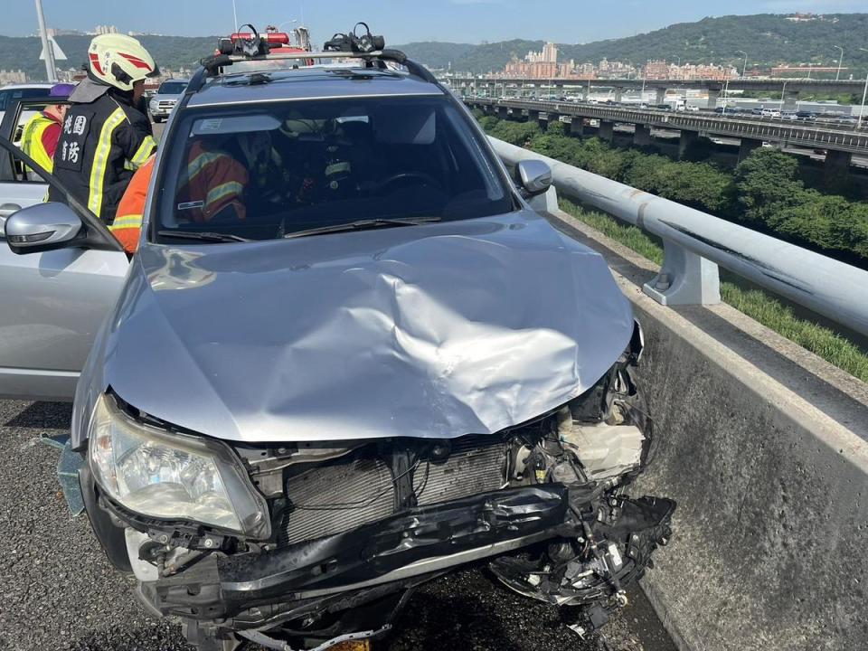 方男轎車遭後車追撞，再推撞前2車，造成車體嚴重毀損。（翻攝畫面）