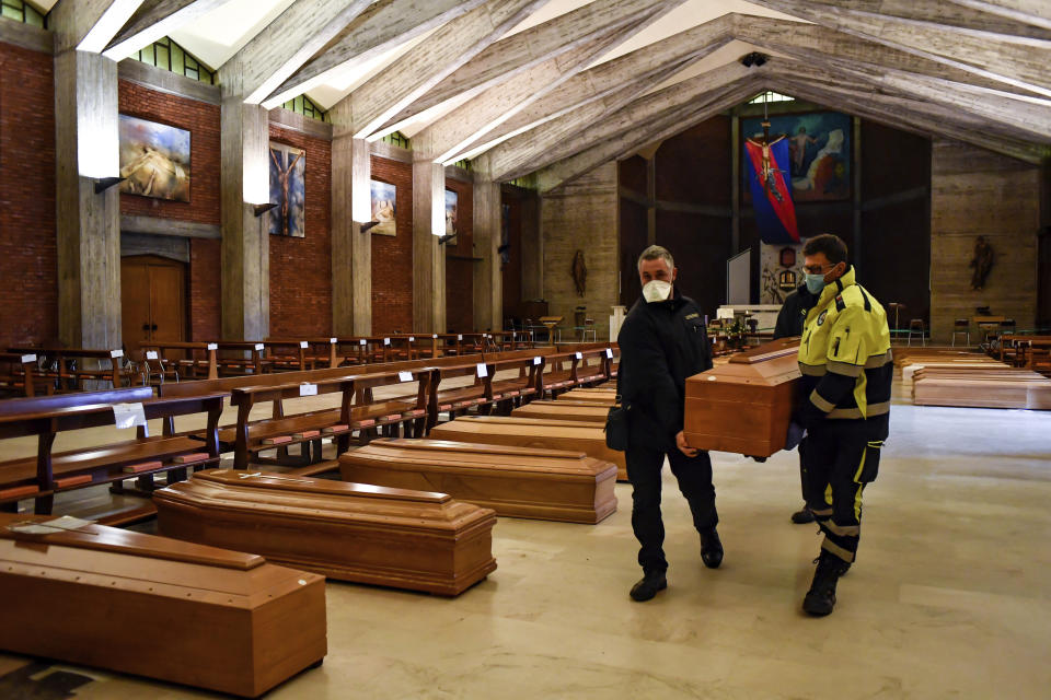 Foto tomada el 26 de marzo del 2020 de ataúdes en la iglesia San Giuseppe en Seriate, cerca de Bergamo, Italia, una zona afectada por el coronavirus. En la mayoría de la gente, el nuevo coronavirus provoca síntomas leves o moderados. En algunas personas, sobre todos los adultos mayores y las que padecen trastornos de salud subyacentes, puede provocar enfermedades más graves, como la neumonía, e incluso la muerte. (Claudio Furlan/LaPresse via AP)