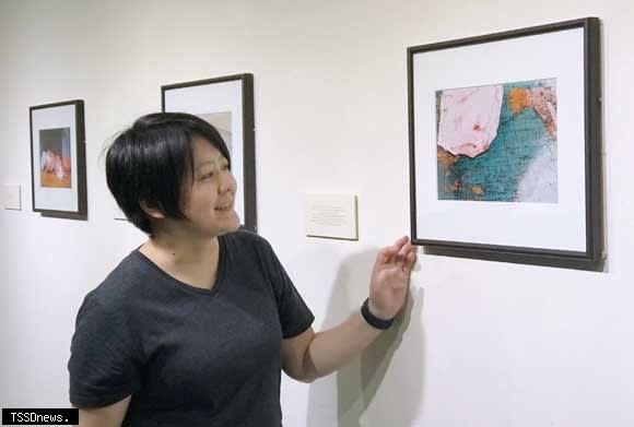 日本視覺藝術家宇田奈緒新營文化中心辦個展，向觀眾分享她的故事與生命經驗。（記者李嘉祥攝）