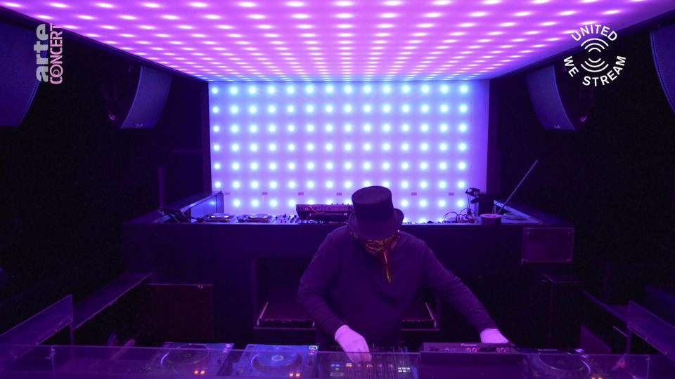 Imagen del 18 de marzo de 2020 tomada de un video proporcionado por Rundfunk Berlin-Brandenburg, del DJ Clapton presentándose como parte del evento “United We Stream” en el club Watergate en Berlín. (Rundfunk Berlin-Brandenburg vía AP)